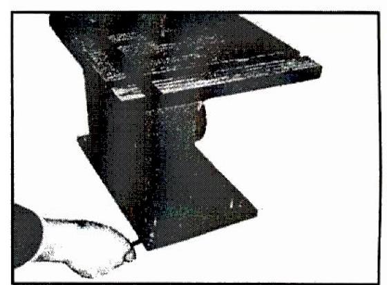 Ställ in sågbordet med sågbladet Sågbordet kan lutas upp till 45. Luta sågbordet genom att lossa vingmuttern på bordstappen. Lossa vingmuttern på tappen och justera bordet 90 med bladet.