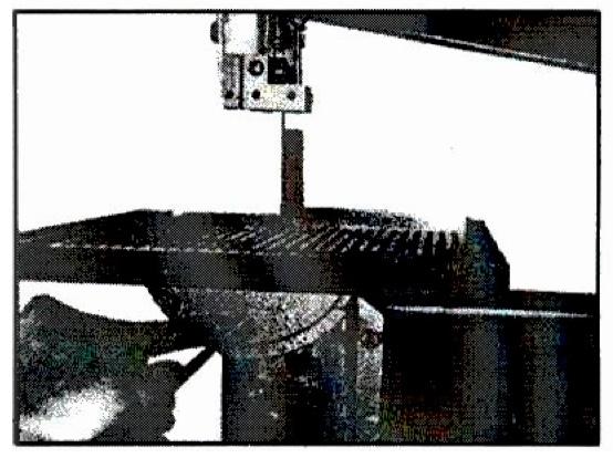 För att säkerställa tillräcklig stabilitet i maskinen ska den bultas till golv, bänk eller bord eller monteras på arbetsplatsen. Det finns 4- ø6,5 mm hål i maskinens basplatta.