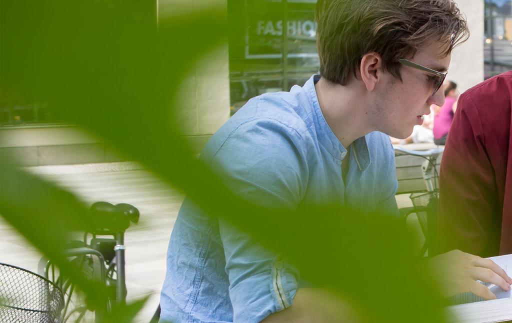 VÅRA UTBILDNINGAR Högskolan i Borås är en av landets starkaste högskolor med framgångsrika utbildnings- och forsknings miljöer samt en tydlig profil.