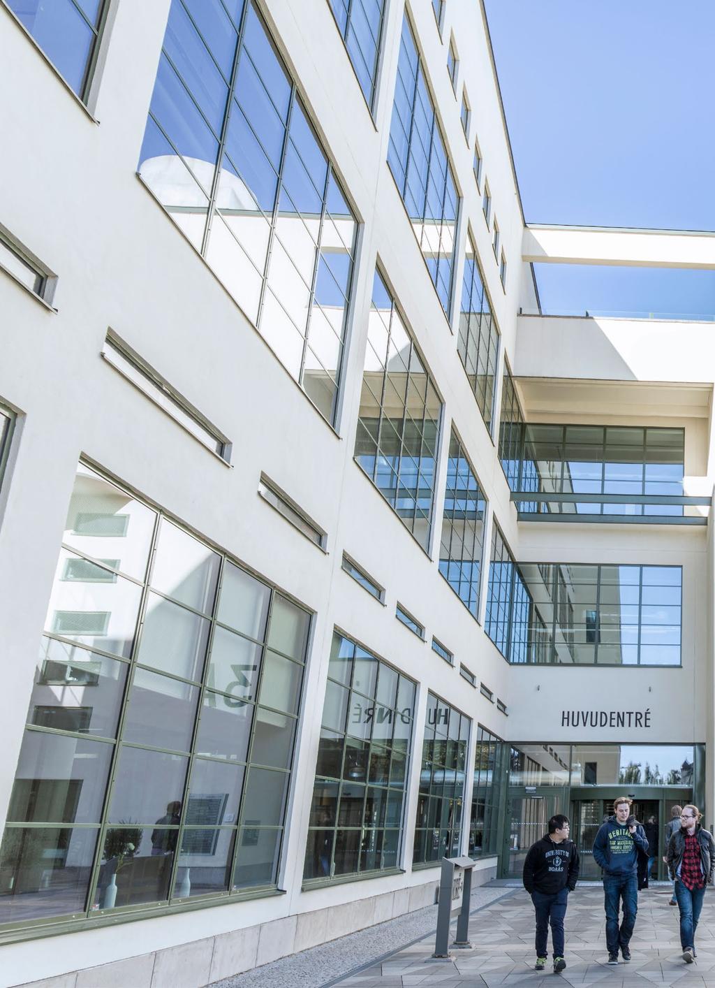 STUDERA MED FUNKTIONSVARIATION Högskolan i Borås erbjuder alla studenter möjligheter att studera på lika villkor. Därför kan du som har en funktionsvariation ansöka om särskilt pedagogiskt stöd.