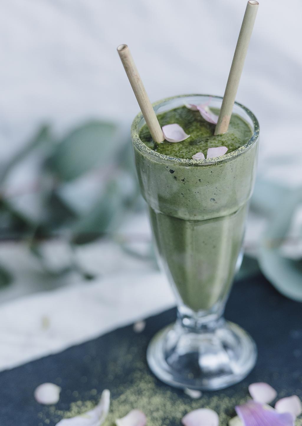 Green Superstar 1 stort glas Ingredienser ½ urkärnad avokado 1 banan (frusen i skivor eller färsk) 1 ½ msk Holistic Power