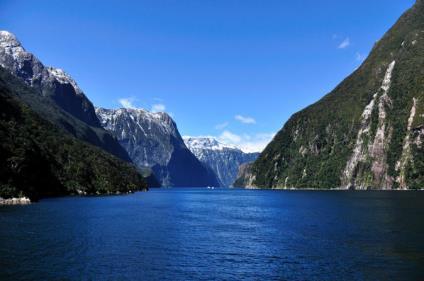 När vi har fyllt lungorna med frisk alpluften sätter vi kurs mot charmiga alpinstaden Queenstown. Färden går genom ett bördigt jordbrukslandskap, delvis kantat av bergsmassiv.