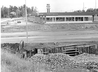 Mörby skola Under 1940- och 1950-talet var det en babyboom i Stockholm och behovet av nya skolor ökade. Många skolor uppfördes i Danderyd. Åren 1953 till 1966 fanns Mörby Läroverk i Mörbyskolan.