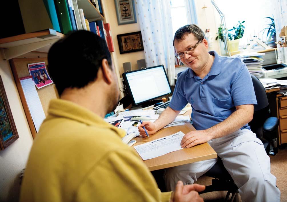 mised clinical trial. Lancet 2002; 359:114-117.). In denna randomiserade prospektiva studien vid tre danska sjukhus ingick 120 rökande patienter som skulle genomgå höft- eller knäprotesoperationer.