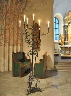 Våra kyrkoskatter I Ösmo kyrka står två smidda golvljusstakar; en på vardera sidan i det nedre kortet. De är sjuarmade, och drygt två meter höga.