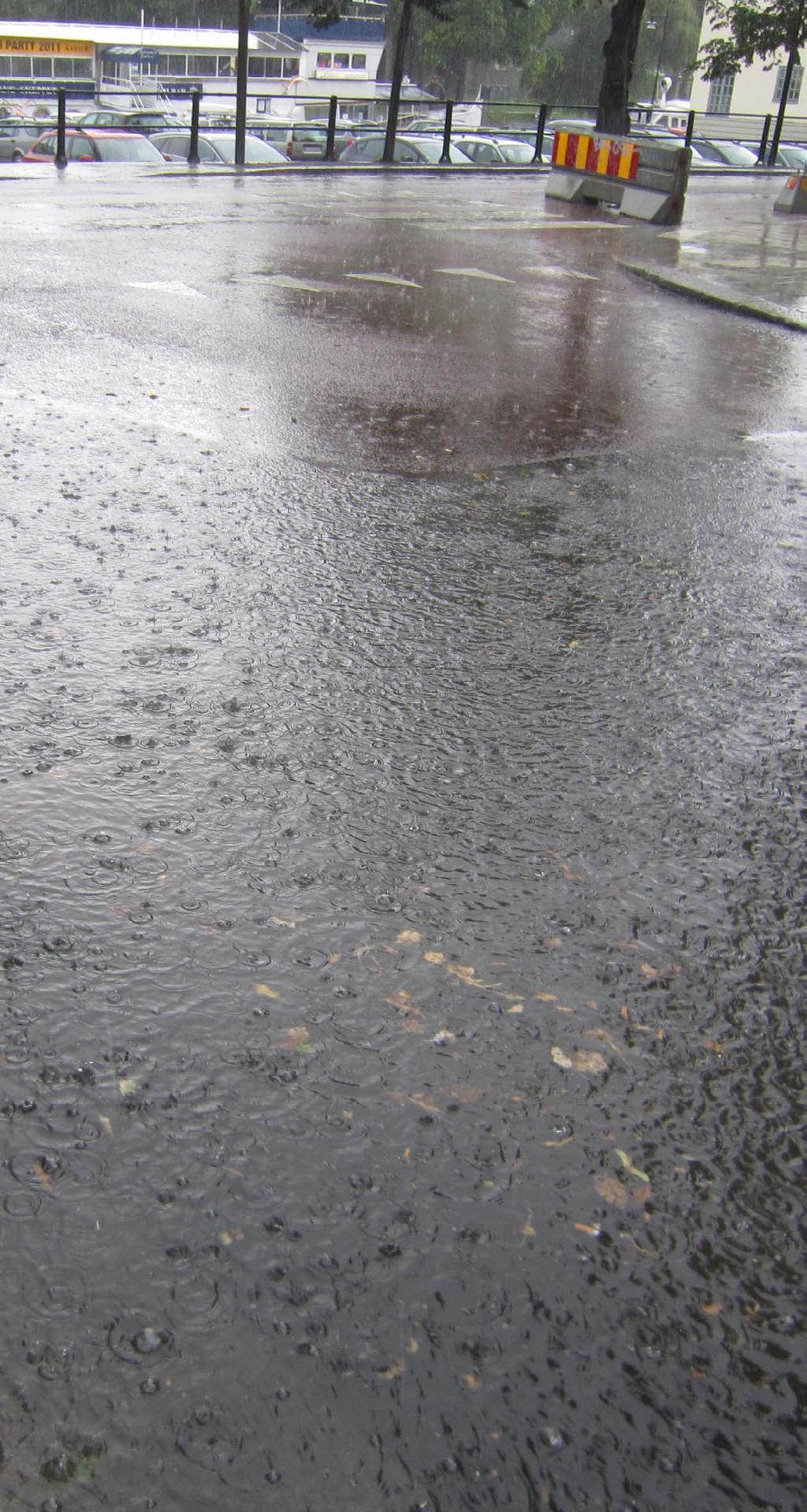 Varför klimatanpassning? Den samhällsstruktur vi har idag har vi skapat efter det klimat vi idag är vana vid och när klimatet ändras betyder det nya påfrestningar på vårt samhälle.