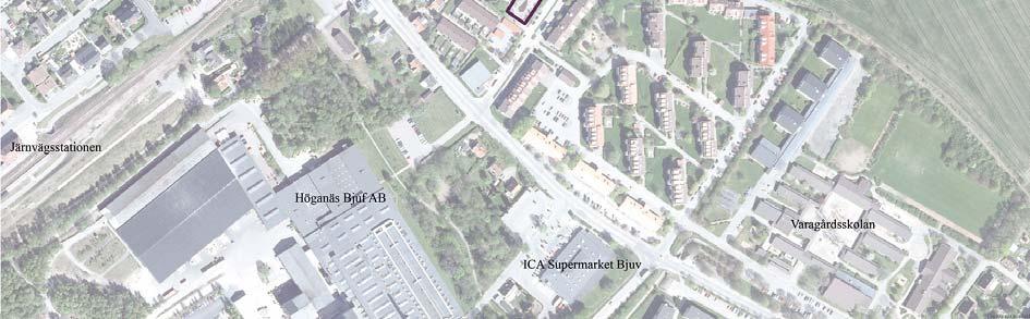 två plan, och i väster mot verksamhet med möbelsnickeri. Areal Den totala fastighetsytan är ca 4950 m² varav arean för planändringen är ca 2400 m².
