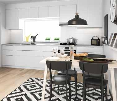 Öppet till vardagsrumssidan och vidare ut på balkongen som är stor nog att möbleras med matbord eller solsängar. Rätvänd planlösning Balkong/altan ca 6 ovrum med garderob, och plats för dubbelsäng.