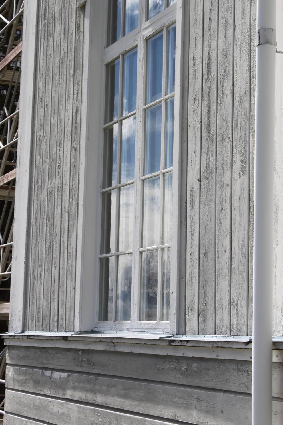 Figur 3 Färgen på fasaden var innan åtgärd torr och spröd.