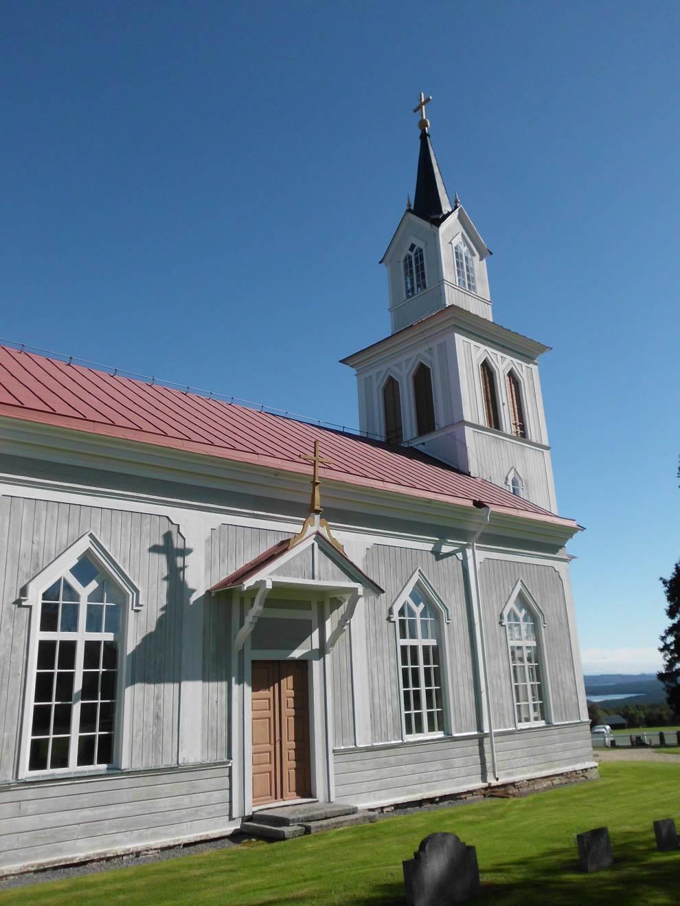 Figur 4 Åsarne gamla kyrka från nordväst före åtgärd: Taket var blekt, fasaden flammig i