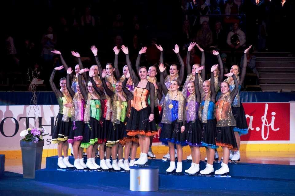 VERKSAMHETEN Team Sweden 1 (Surprise) högst upp på prispallen i VM i Göteborg 2012 (Officiellt foto) Verksamhetsåret 2011/2012 Nationell verksamhet Under Svenska Konståkningsförbundets Convention