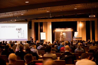 SVENSK GOLFTRÄNARUTBILDNING: EN TILLBAKABLICK Instruktörsutbildning i Sverige genomfördes för första gången 1955 och hölls på Bosön. Efter 1955 gick utbildningen på sparlåga fram till 1969.