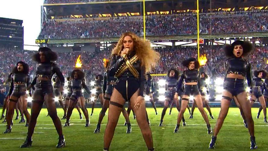 Super Bowl 2016 Beyoncé och hennes dansare tar tydlig