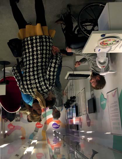 Ett neuroteam bör bestå av neurolog och specialistsjuksköterska samt minst tre av yrkesgrupperna fysioterapeut, arbetsterapeut, kurator, logoped, dietist, psykolog/neuropsykolog och uroteraoeut.