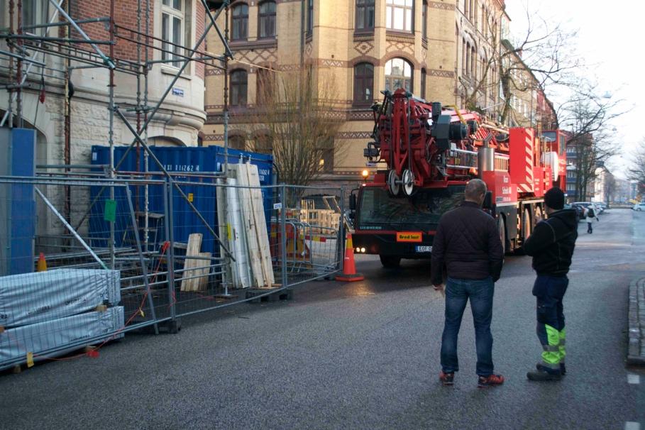 4.1.2 Projekt Rudan Här tar vi upp och belyser de identifierade problem som har dykt upp vid intervjuer med platschef, byggnadsarbetare, och platsbesök på projektet Rudan. 4.1.2.1 Platsbesök 4.1.2.1.1 Transport Vid leveranser verkade den generella kunskapen om arbetsplatsen vara väldigt bristfällig.