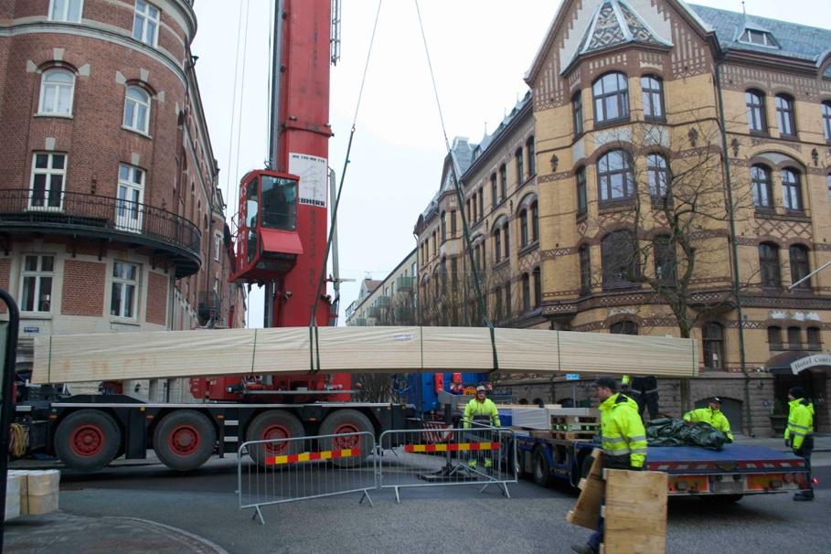 Lastbilen blockerade korsningen vid avlossning, för att kranbilen var tvungen att