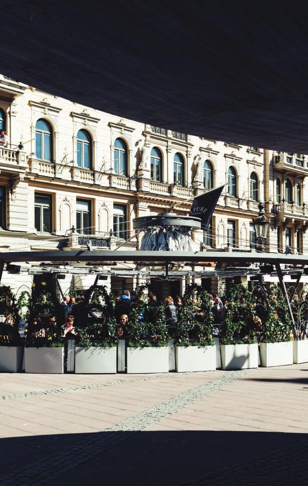 UTESERVERINGAR Om du vill sätta ut bord och stolar utanför din restaurang/café krävs polis tillstånd. Innan du lämnar in ansökan tänk på att serveringen ska passa in i stadsmiljön.