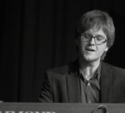 Arr: Blomskogs församling CAROLINE BLOMSTRAND Caroline Blomstrand, sång och Julia Tsubina, piano och dragspel, inleder kvällen med vackra tongångar.