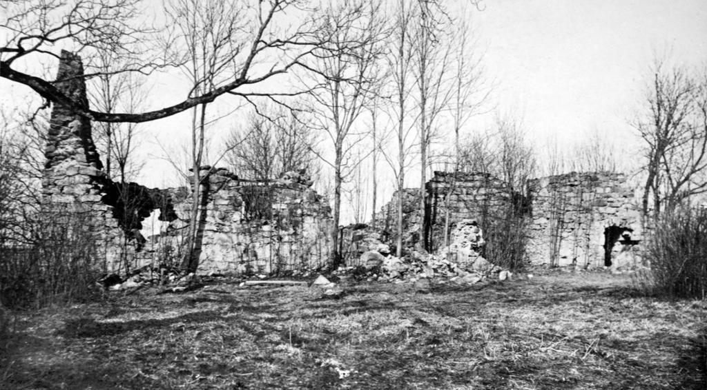 Ett av Walter Göranssons foton år 1913 med tillhörande text: "Ruinen av gamla kyrkan i