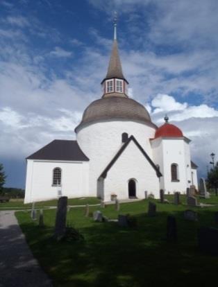 På en kulle sydväst om kyrkan står klockstapeln som uppfördes på 1700-talet.