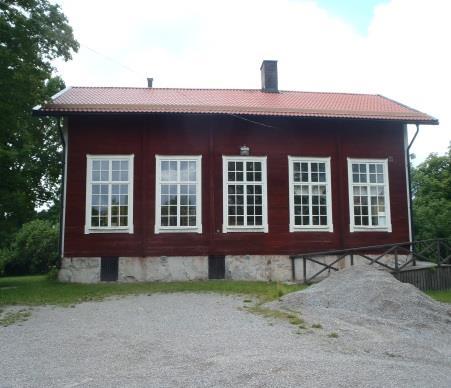 6(10) Munsö Prästgård 1:2 är bebyggd med tre byggnader; Munsö gamla skola, en före detta lärarbostad samt ett uthus.