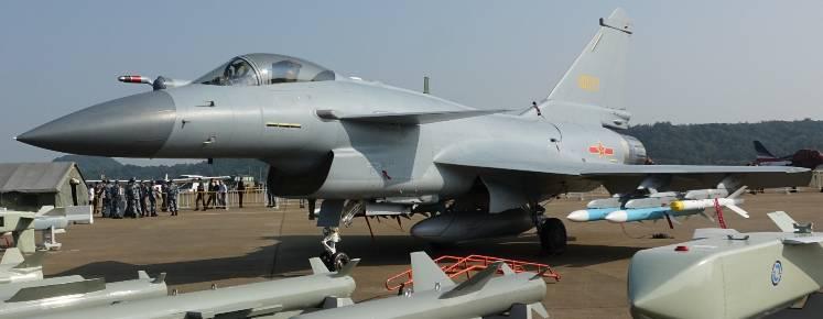 Leveranser av J-10A till det kinesiska flygvapnet inleddes 2003 och ett år senare förklarades J-10 ha en initial operativ förmåga. J-10 är ensitsigt, enmotorigt och deltavingat med nosvinge.