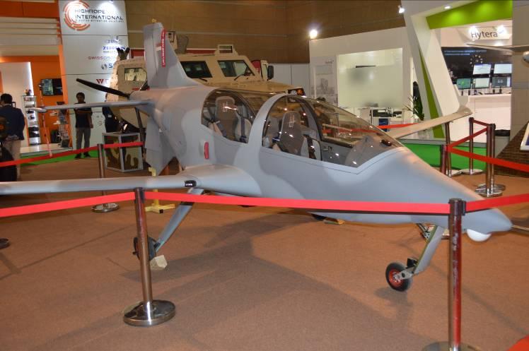 IndoDefence 2016 Tvåsitsig fransk LH-10 Ellipse (vänster) och kinesisk UAV CH-4 (höger).