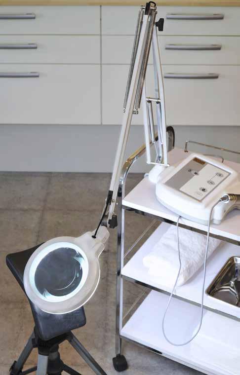 Produktguide Circus LED LFM LED Kraftfull förstoringslampa med stor glaslins Circus LED lämpar sig väl för krävande arbete på skönhetssalonger, kliniker och laboratorier.