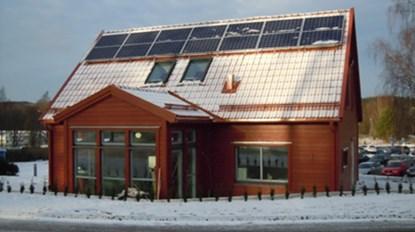 modelleringen. Förutom att utvärdera olika styrstrategier modifierades simuleringsmodellen för att utvärdera behovsstyrd ventilation i: ett kallt klimat, detta genom att flytta modellen till Kiruna.