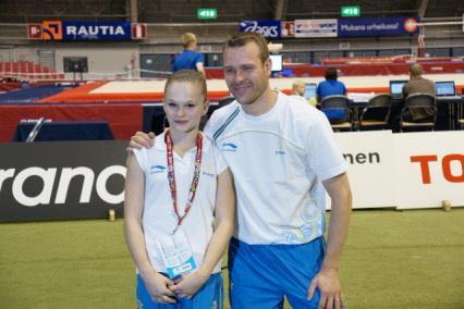 Nöjd Ida med sin förbundskapten FOTO: Björn Carlsson Ida Gustafsson 18:e plats i Ungdoms-OS!