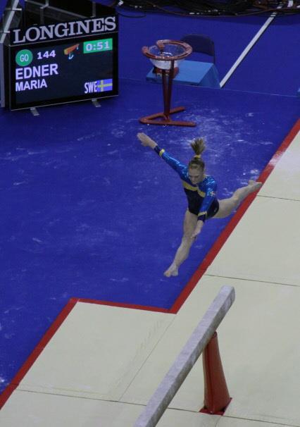 Maria på VM-bommen FOTO: Vera Sport (Mats Jonsson) VM-debutanter i dubbel mening 2009-10-16 Först av alla svenska kvinnliga gymnaster på tävlingsarenan, och först av samtliga tävlande, var Alexandra