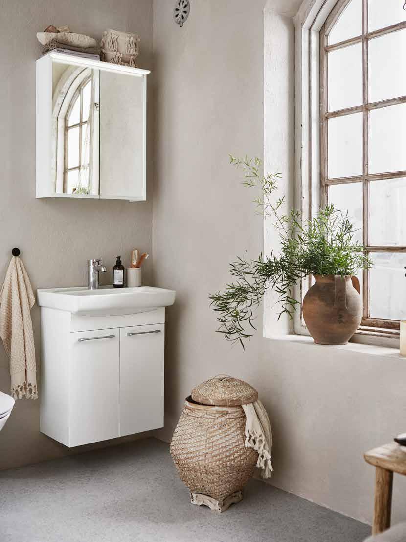 Vill du komma igång snabbt och enkelt med ditt badrum skall du välja våra möbelpaket, som är färdigmonterade. Ligger i en kartong, underskåp + grepp + tvättställ.