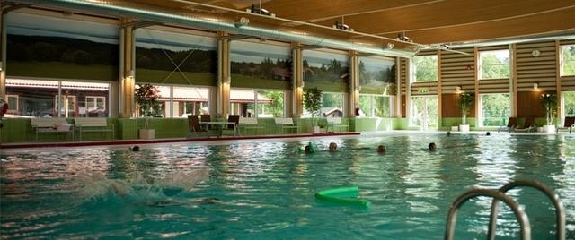Simhall, simträning, dykning Enåbadet: 25-meters pool, barnpool med lekhörna, bubbelpool, bastu, relax och servering. Slalom Öppettider: Torsdag 22/2 kl.