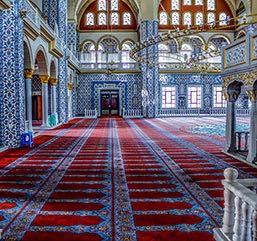 Moskén Moskén är muslimernas gudstjänstlokal. Moskén är också en samlingslokal för folk som bor runt omkring.