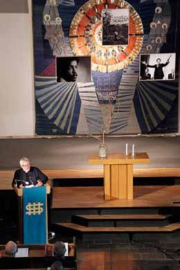 00 "Nån måste offras" Reflektion av Louise Malmström - kommunfullmäktiges ordförande. Musik: Bengt-Göran Sköld - orgel.