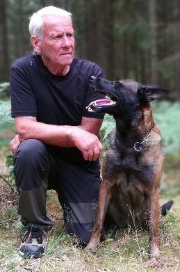 Jag kallar min hund för Aya. Två gånger tidigare i spår och en gång i sök. En sjätteplats i spår. Att jag lyckats med min hund. Allmänt trevlig och balanserad. Ingen aning.