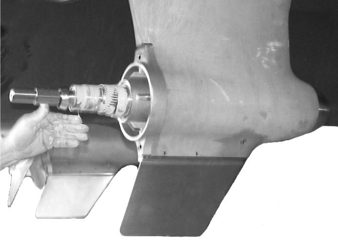Avsnitt 5 - Underhåll Extremfett Propellerxelns splines 8M0071841 24029 Smörj propellerxelns splines. 2. Skjut på det främre trycknvet på propellerxeln med den konisk sidn mot propellernvet.