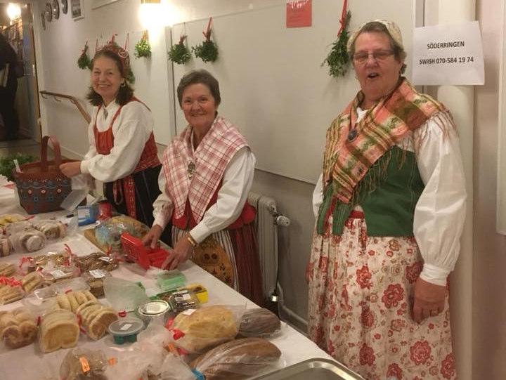 Adventskaffet lördag 25 november Ingen sovmorgon denna lördag! Klockan skulle ringa kl 6 men den hann aldrig ringa utan jag vaknade några minuter före.