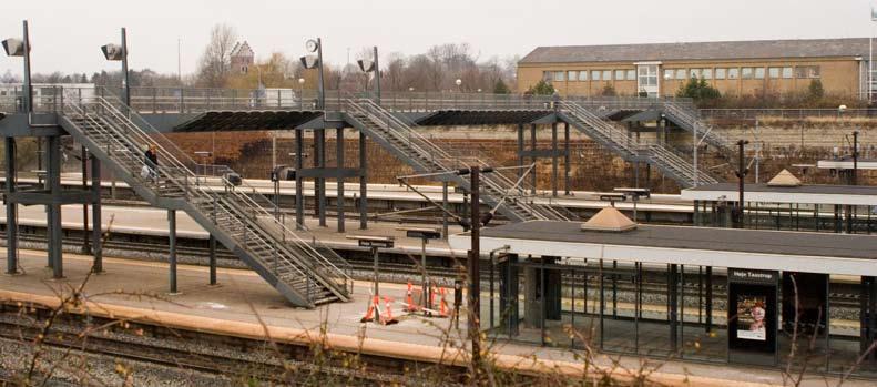 Det är på långt håll möjligt att se vilken av alla byggnader som är stationen.