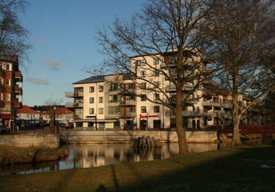 Biblioteksgatan, och vidare till Råda torg med kommunhus och handel.