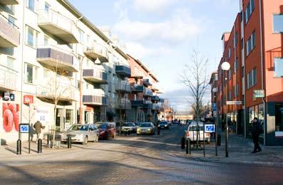 Gatan är tydligt en framsida och likheten med ett köpcentrum slår mig.