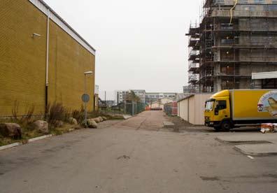 En del av bebyggelsen har kommit på plats längs vägen och kring