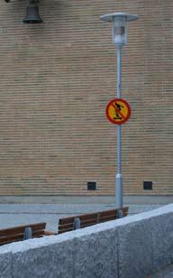 De nybyggda husen längs stråket har både mer öppna fasader, till