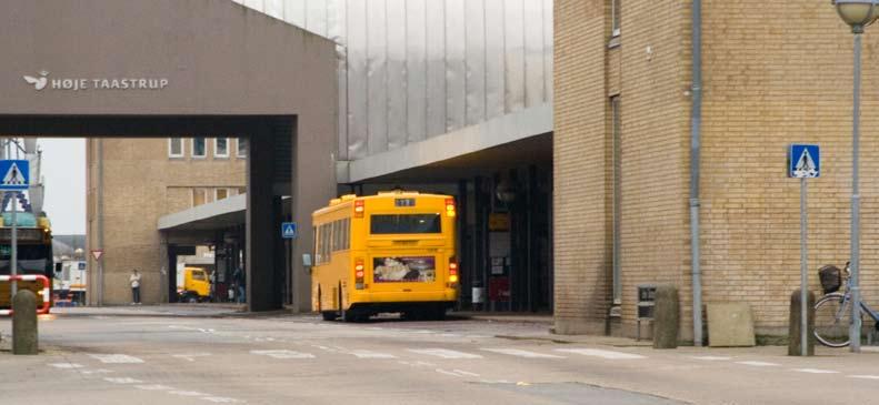 Här finns livsmedelsbutik, grönsaksförsäljning, konditori och en samlingslokal. Längs gatan finns mest kontor och under dagen är det lite rörelse.