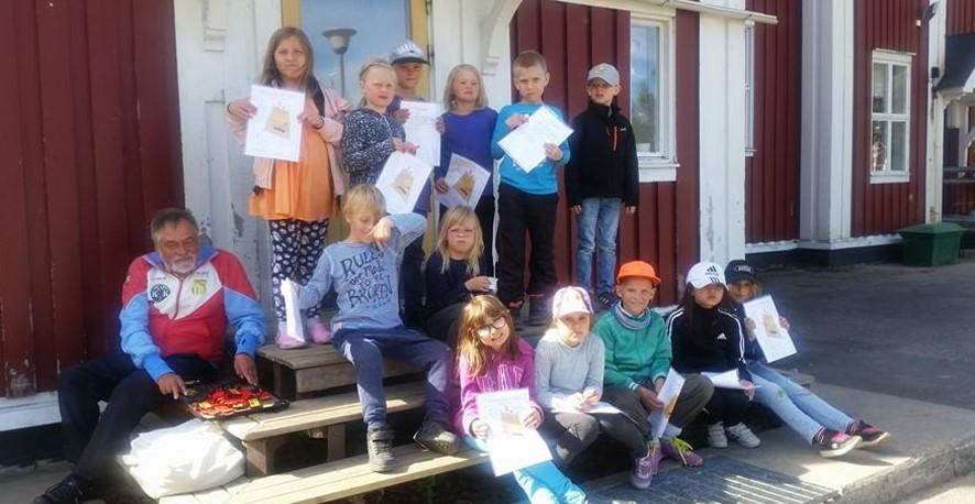 WOD VÄRLDSORIENTERINGENS DAG PÅ SESKARÖ Eleverna på Seskarö skola deltog den 23 maj i WOD som ska utläsas VärldsOrienteringens Dag. Alla på skolan och några från förskolan genomförde orienteringen.