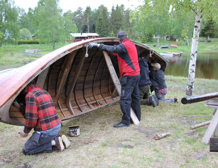 I år var det fyra av slupbygg-arna som samlades för att ge Ö-sessan lite om-vårdnad. De började med att tjära utsidan och efter någon dag var det insidans tur. Stämningen var god under arbetets gång.