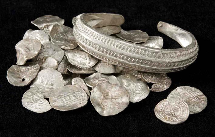 Utöver mynten hittades även en armbygel av gotländsk typ i solitt silver, vilken också kan föras till sen vikingatid.