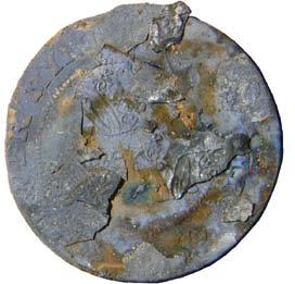 Fig. 5. 4-öre med något kraftigare korrosionsprodukter som släpper från ytan. Det underlagrande skiktet sitter dikt an mot metallen och kan inte avlägsnas manuellt (fig. 6).