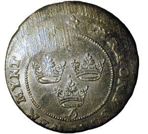 Fig.9. Stamp 4 med en punkt markering mellan de tre kronorna (centrum för passaren när ringarna skulle markeras) samt plantsrispor i övre delen av myntet.