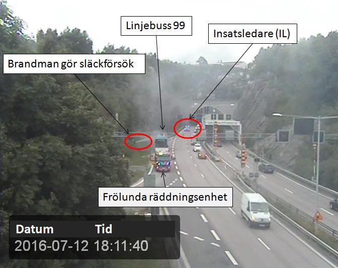 Klockan 18:11 kom IL fram till skadeplatsen. IL spärrade av ena körfältet med sitt fordon cirka 50 meter bakom bussen. Pågående släckinsats fick ingen effekt och branden tilltog.
